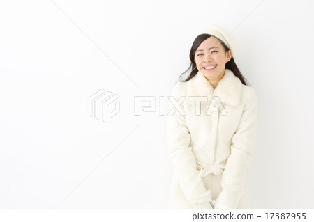 一件外套的一名年輕女子 17387955