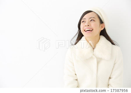 一件外套的一名年輕女子 17387956