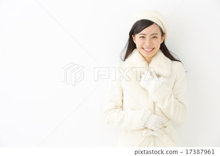 一件外套的一名年輕女子 17387961