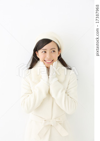 一件外套的一名年輕女子 17387968