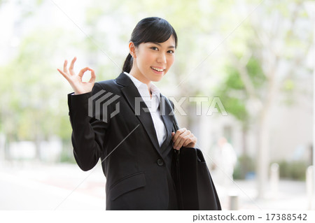 好的·年輕的女商人 17388542
