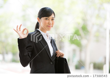 好的·年輕的女商人 好的·年輕的女商人 17388543