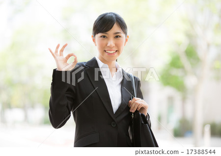 好的·年輕的女商人 17388544