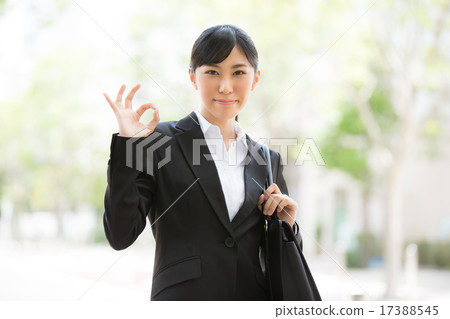 好的·年輕的女商人 17388545