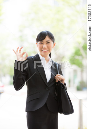 好的·年輕的女商人 17388546