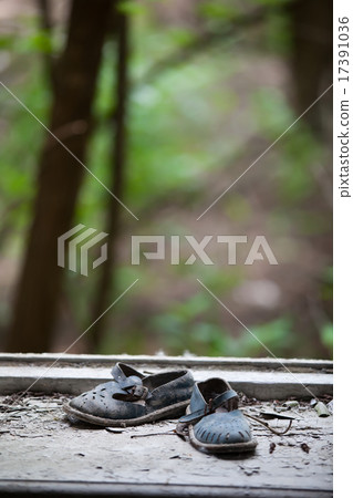 Abandoned pair of children's sandals 17391036