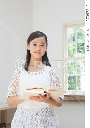Portrait Junior high school girls 17397243