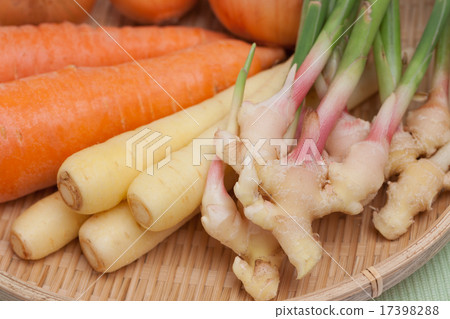 胡蘿蔔和葉姜 胡蘿蔔和葉姜 17398288
