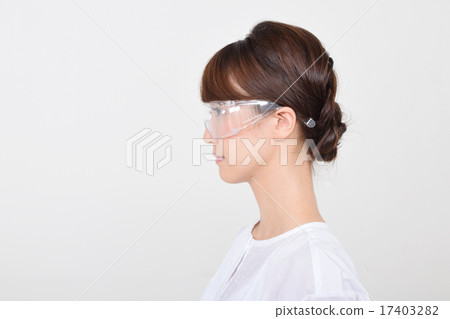 一個戴防塵眼鏡的女人 一個戴防塵眼鏡的女人 17403282