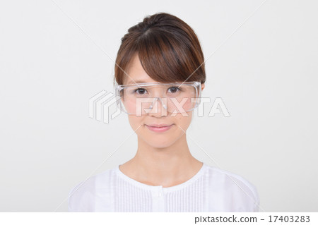 一個戴防塵眼鏡的女人 一個戴防塵眼鏡的女人 17403283