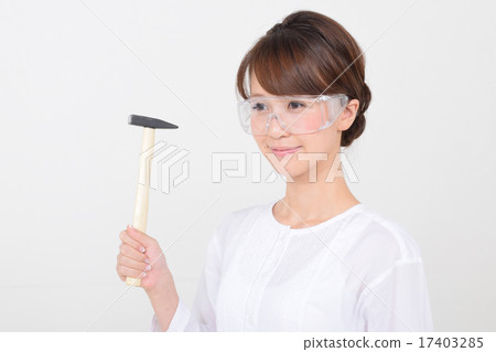 一個戴防塵眼鏡的女人 一個戴防塵眼鏡的女人 17403285