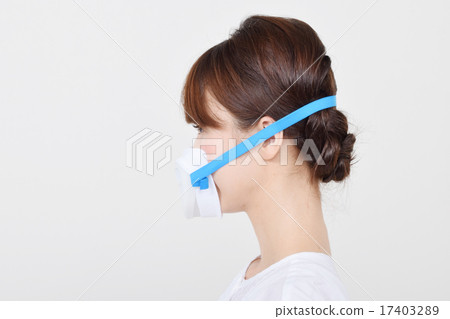 有防毒面具的一名婦女 有防毒面具的一名婦女 17403289