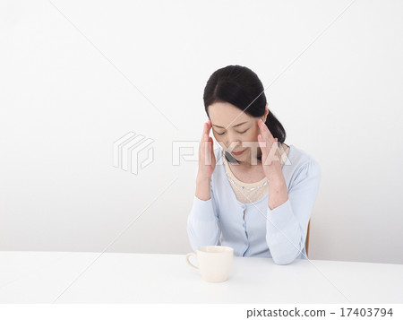 中間女性皺眉頭痛 中間女性皺眉頭痛 17403794