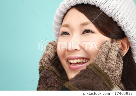 1名女士（每日冬季休閒圍巾大衣針織帽生活方式） 17403952