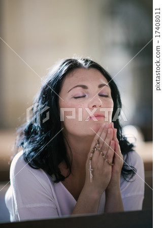 Woman praying 17408011