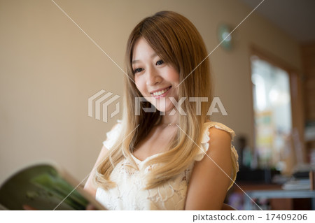 beauty salon, sarong, long hair 17409206