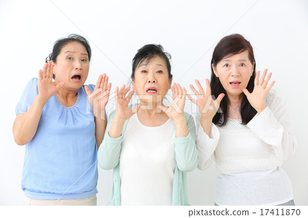 3 amazing middle-aged women 17411870