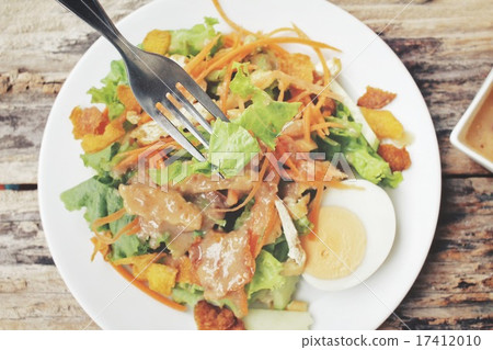 Salad with tofu and peanut sauce 17412010