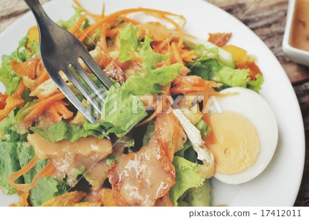 Salad with tofu and peanut sauce 17412011