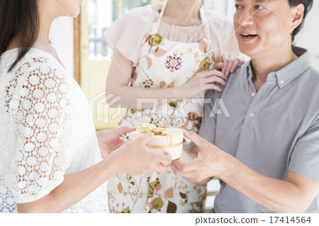 女孩和媽媽送禮物給父親 女孩和媽媽送禮物給父親 17414564