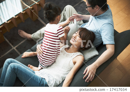 家人在家裡度過 家人在家裡度過 17417034