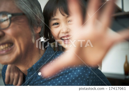 家人在家裡度過 17417061
