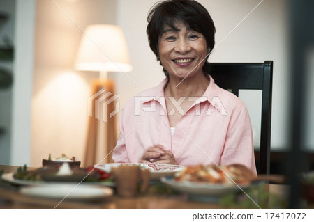 Family friends with meals 17417072