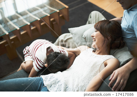 家人在家裡度過 家人在家裡度過 17417086