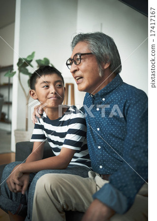 家人在家裡度過 17417167