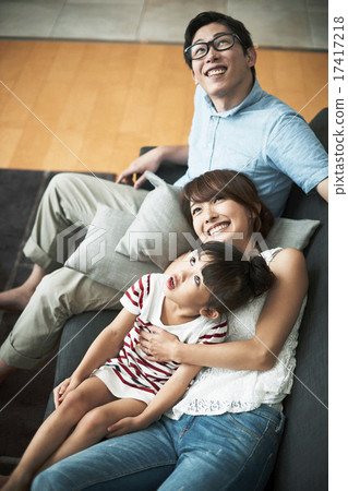 家人在家裡度過 17417218