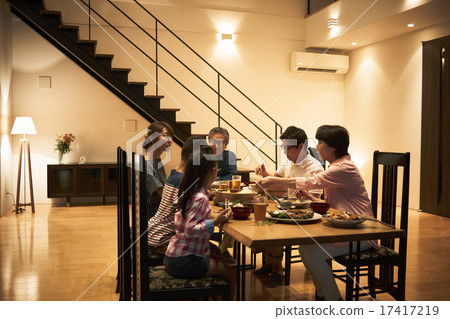 家人在家裡度過 17417219