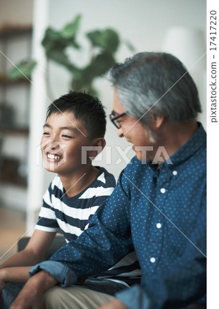 家人在家裡度過 17417220