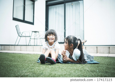 家人在家裡度過 家人在家裡度過 17417223