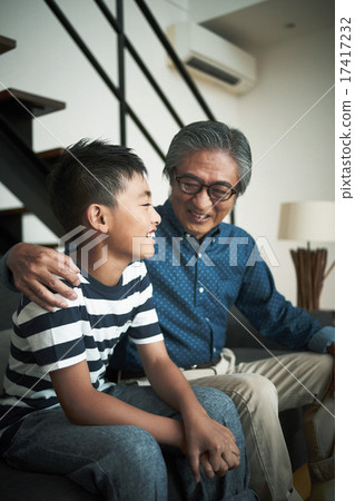 家人在家裡度過 家人在家裡度過 17417232