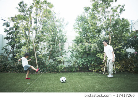 家人在家裡度過 17417266