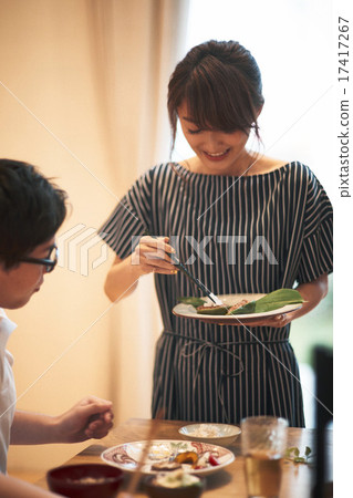 家庭朋友用餐 17417267