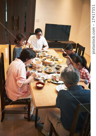 家庭朋友用餐 17417351