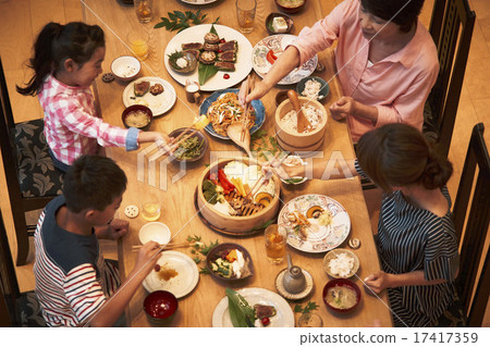 家庭朋友用餐 17417359
