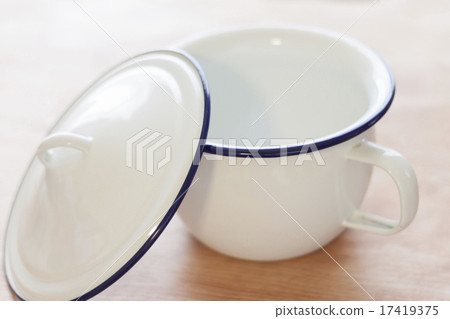 一個封閉的琺瑯 17419375