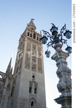 Giralda and Lamp post 17420001