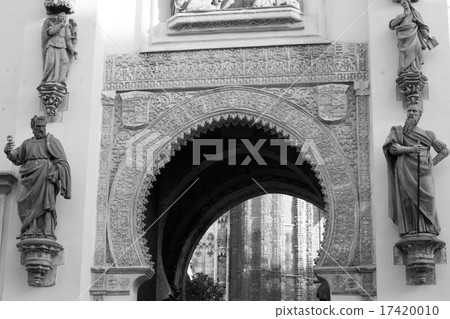 Moorsih gate to the Cathedral patio Moorsih gate to the Cathedral patio 17420010