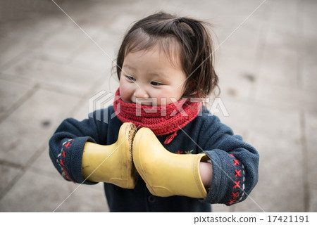 有靴子的女孩在手中 有靴子的女孩在手中 17421191