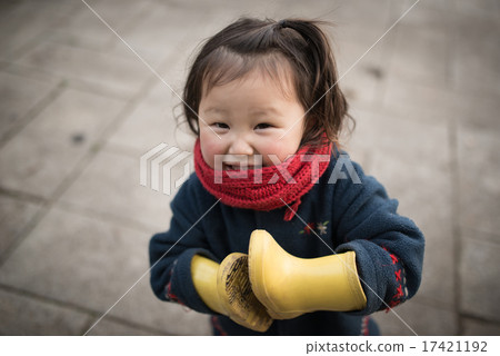 有靴子的女孩在手中 有靴子的女孩在手中 17421192