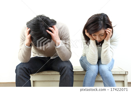 一個男人抱著一個頭 一個男人抱著一個頭 17422071