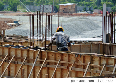 worker fabricating beam formwork 17422788