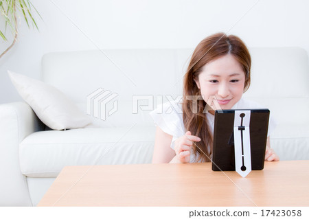 一個女人在家裡用鏡子清潔 17423058