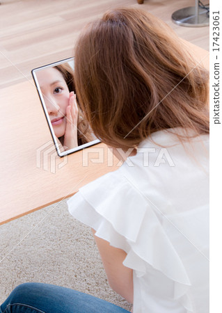 A woman to clean with a mirror at home 17423061