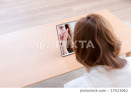 A woman to clean with a mirror at home 17423062