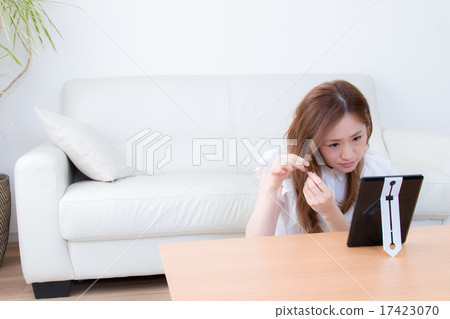 一個女人在家裡用鏡子清潔 17423070