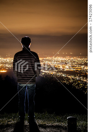 A man watching the night view 17423096